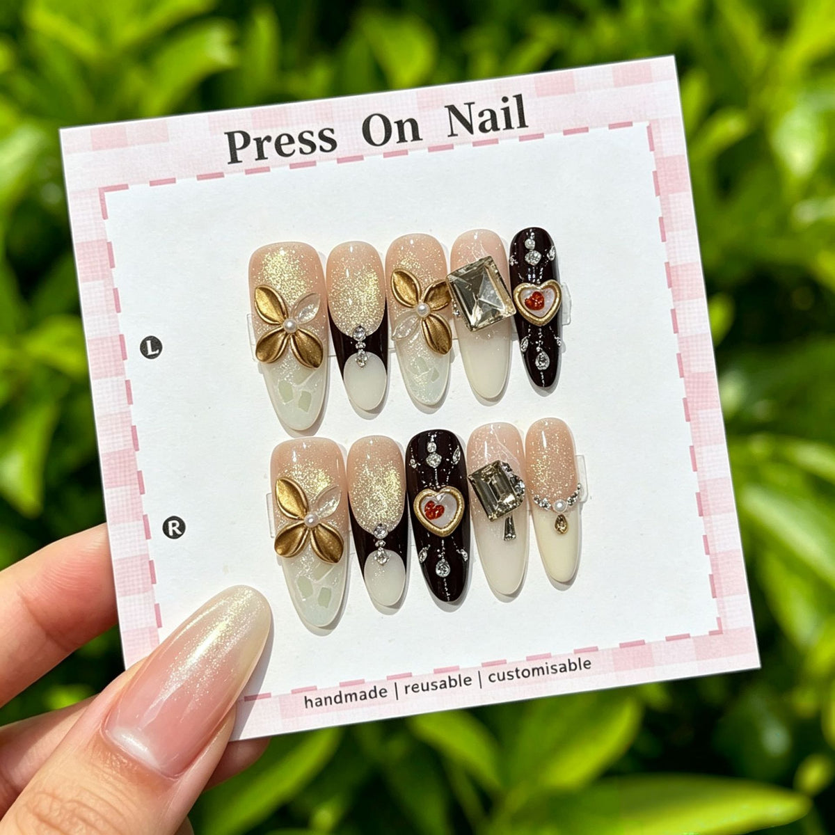Dekoratives Press-On Nagelkunst-Set mit Kreuz- und Edelsteinakzenten