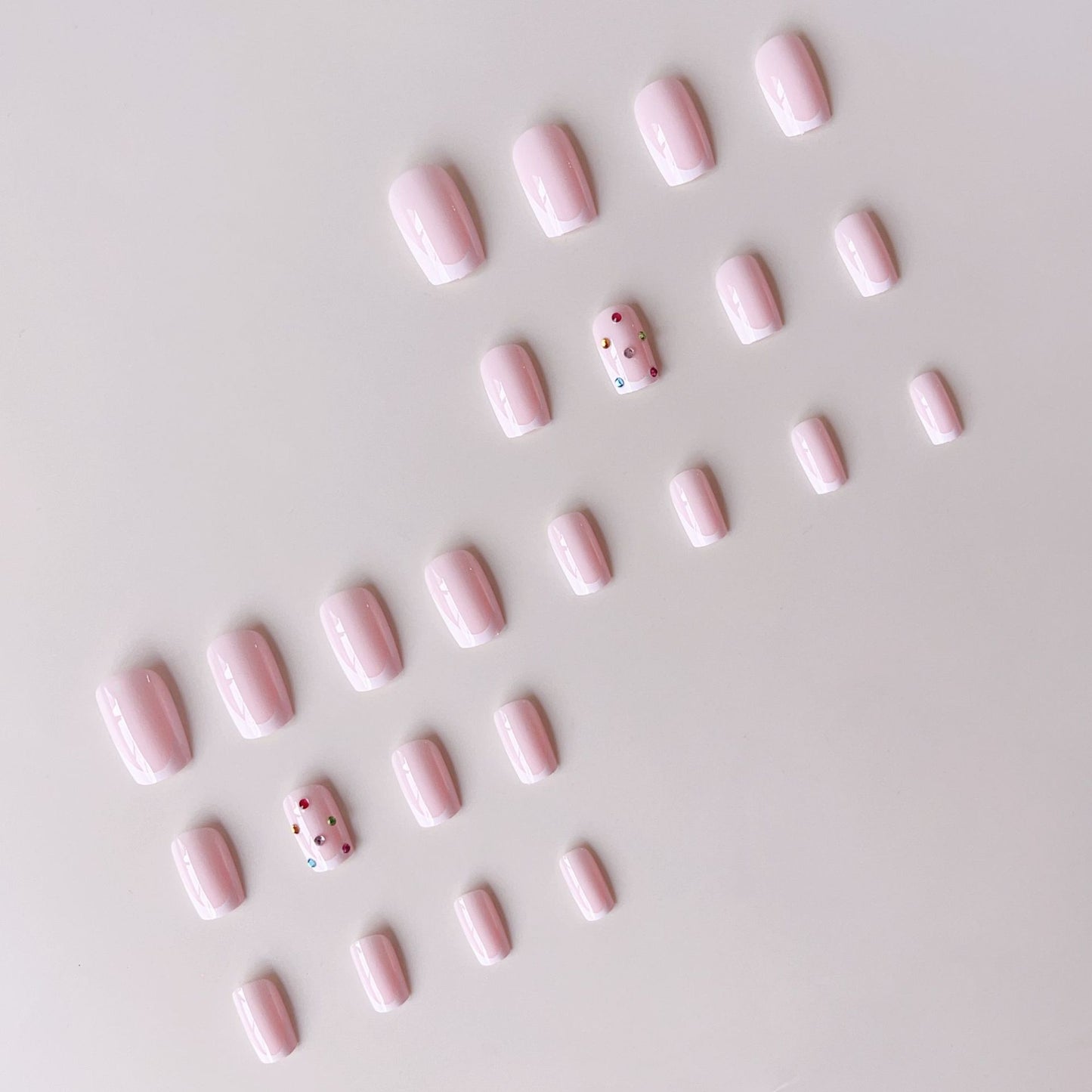 Nagelkunstset mit eleganten French-Spitzen und funkelnden Strassverzierungen Brehn