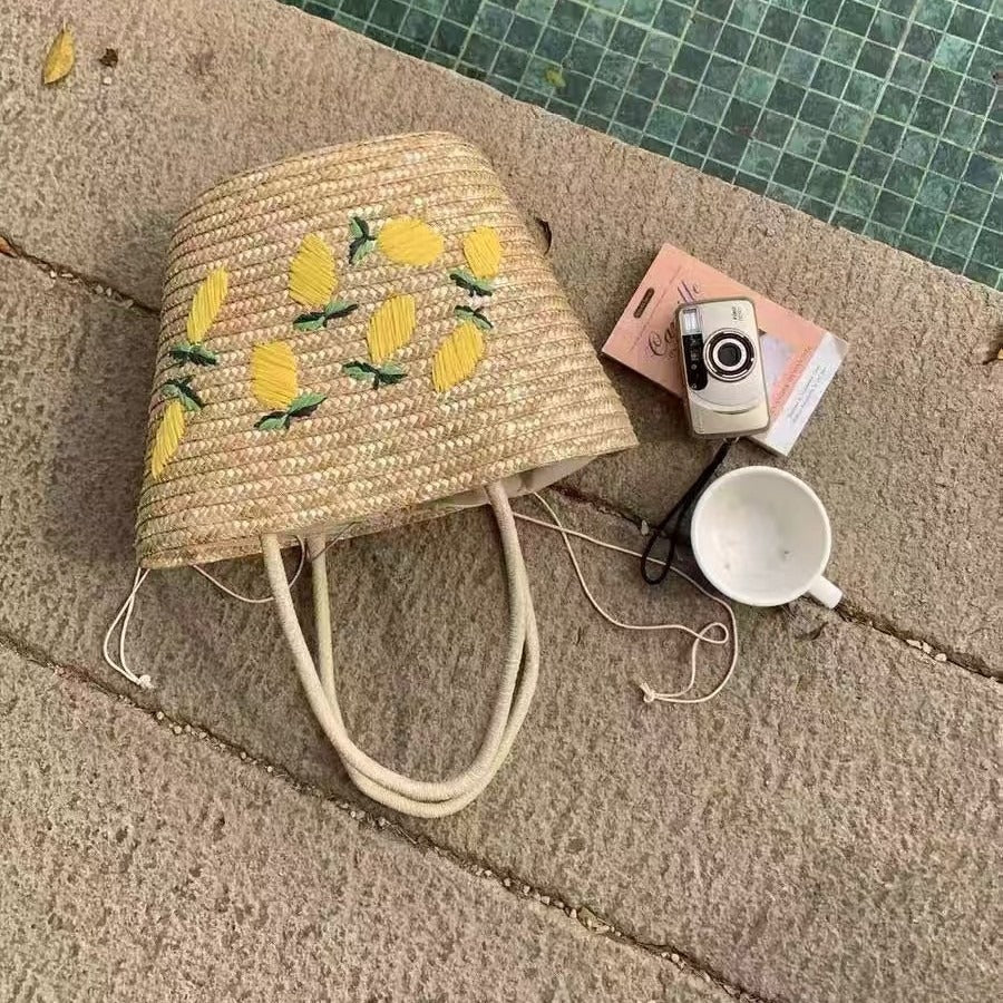 Geräumige Strohtasche mit Zitronenstickerei Brehn