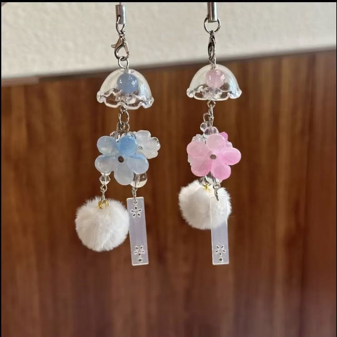 Dekorativer Blumen- und Pom Pom Charm Schlüsselanhänger Brehn