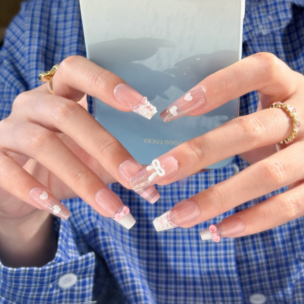 Künstlerisches Press-On-Nageldesign mit dekorativen silbernen Akzenten Brehn
