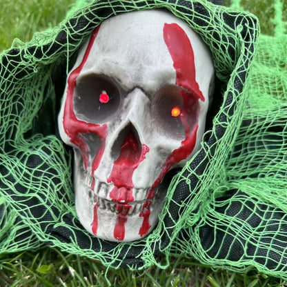 Gruselige kriechende Halloween-Dekofigur mit Schädel, blutigen Händen und zerrissener Netzstoffbespannung