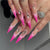 Künstlerische Stiletto Press-On Nail Art mit metallischen Akzenten Brehn