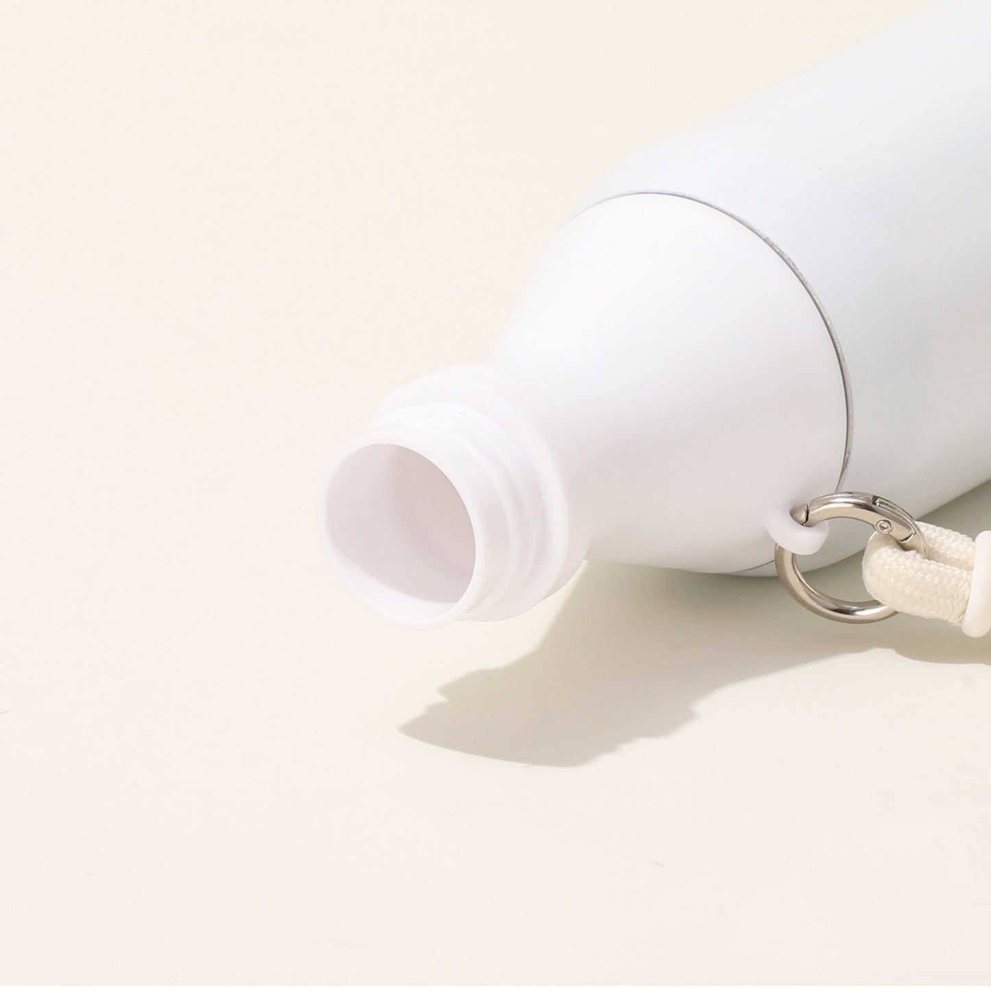Damen isolierte Wasserflasche mit praktischem Trageband Brehn
