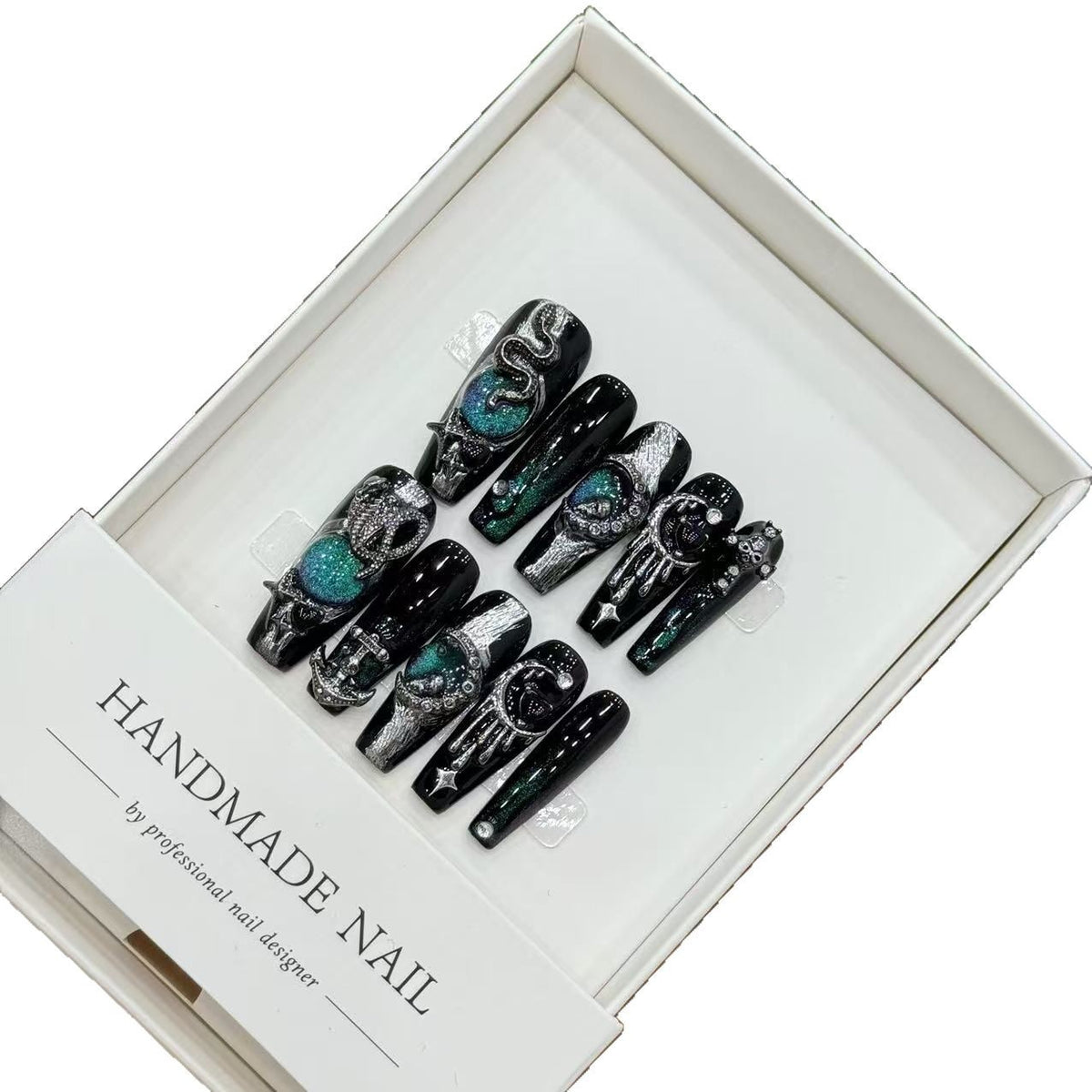 Künstlerisches Press-On Nagelkunst Set mit bezaubernden Designs