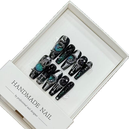 Künstlerisches Press-On Nagelkunst Set mit bezaubernden Designs