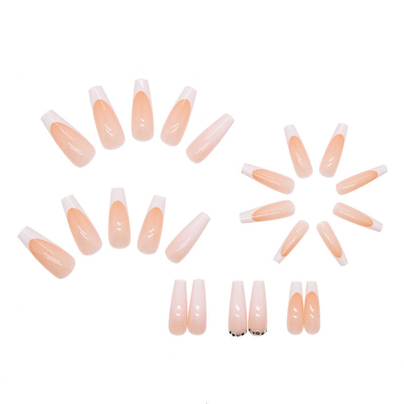Elegantes Kunstnagelset mit Hochglanz- und French-Spitzen Brehn
