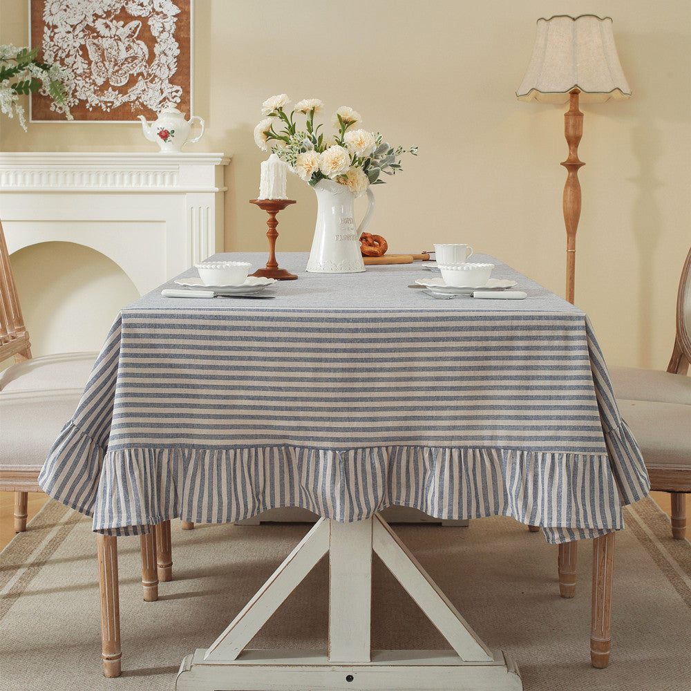 Flirty gestreifte Tischdecke mit Rüschensaum