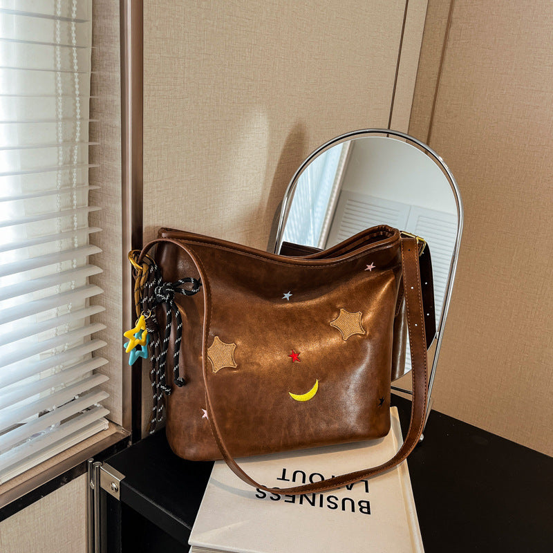 Schultertasche mit Charmanten Applikationen Brehn