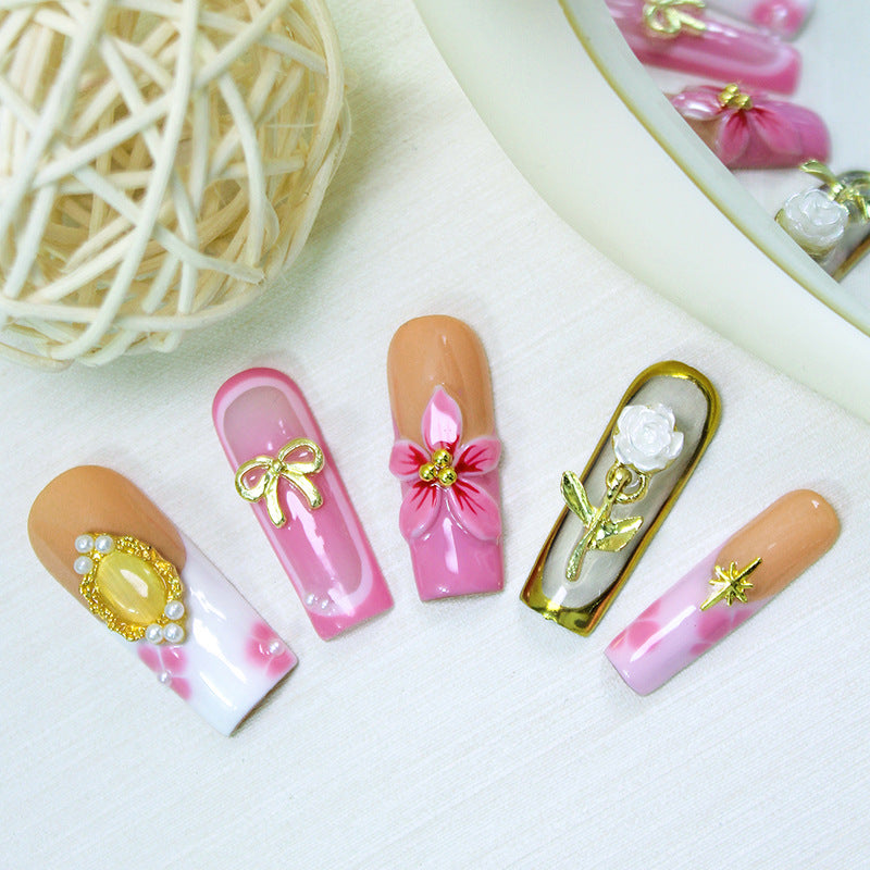 Kunstnagelset mit luxuriösen floralen und glamourösen Verzierungen Brehn