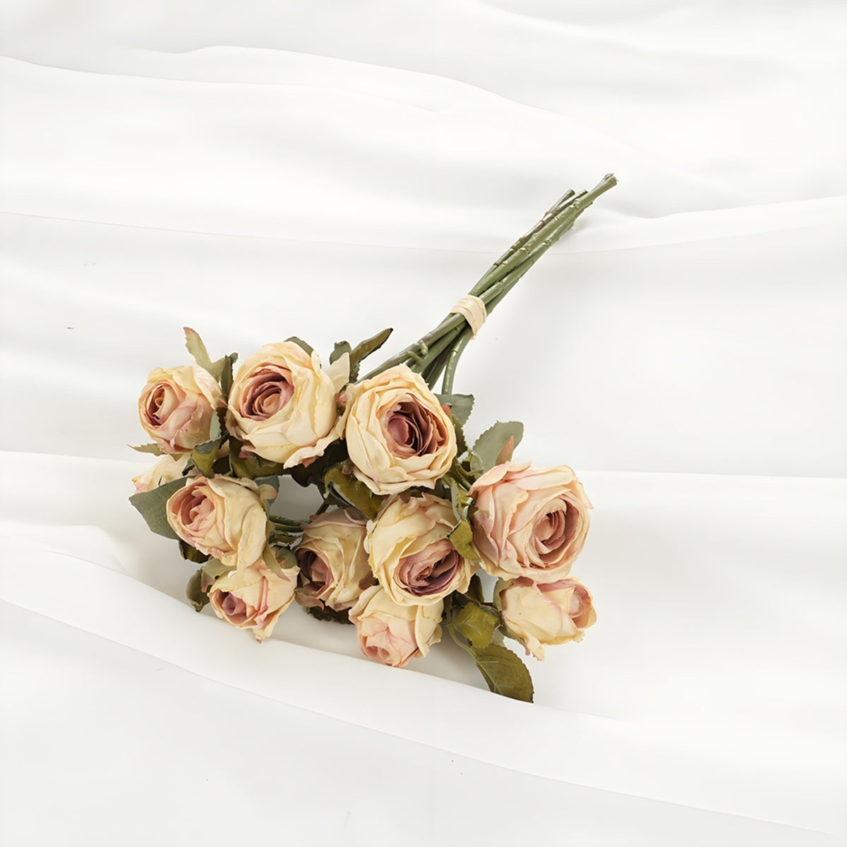 Realistischer künstlicher Rosenstrauß