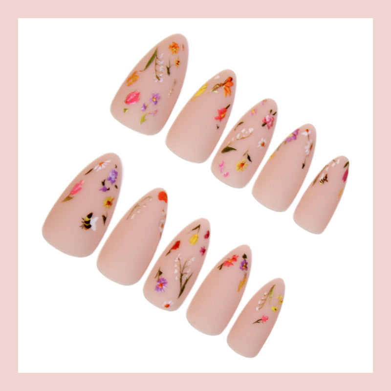 Kunstnagelset mit floralen Akzenten Brehn