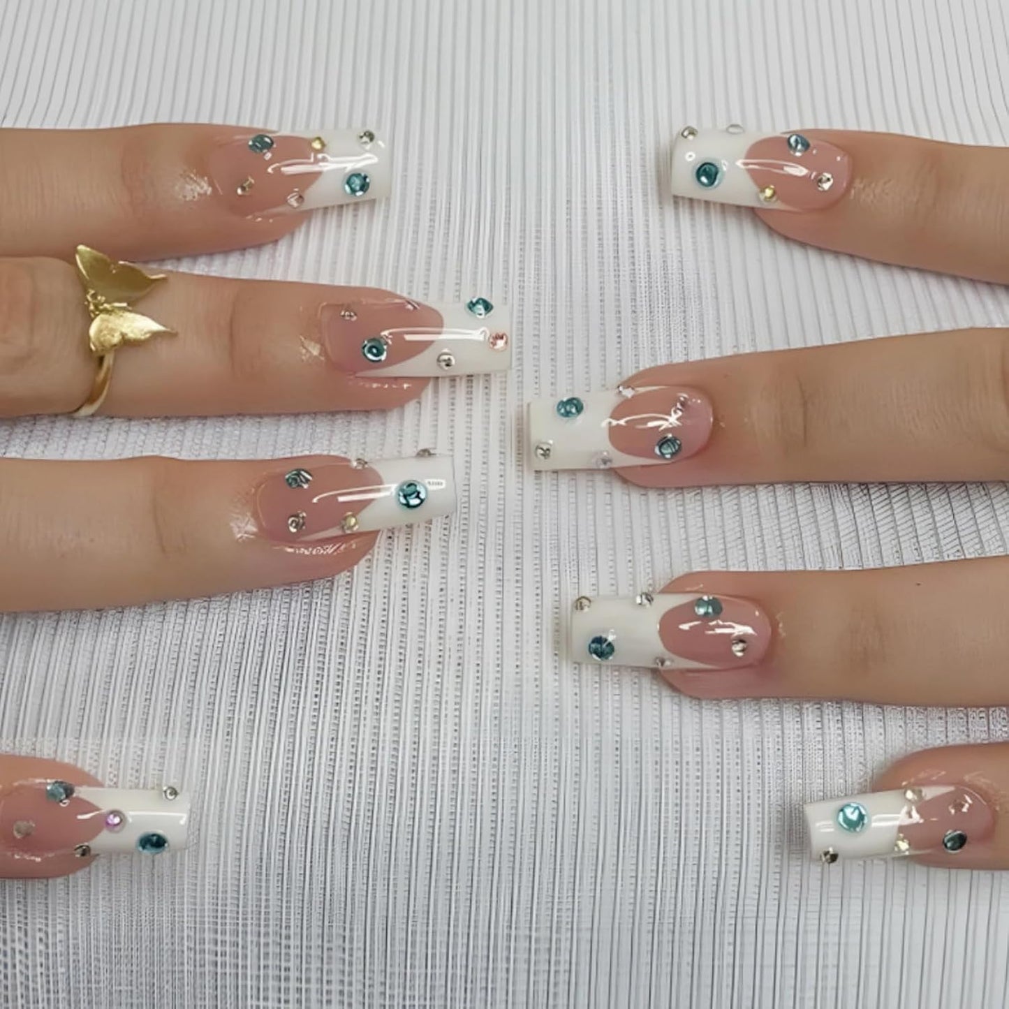 Kunstnagelset mit funkelnden Strass-Akzenten und eleganten Details Brehn