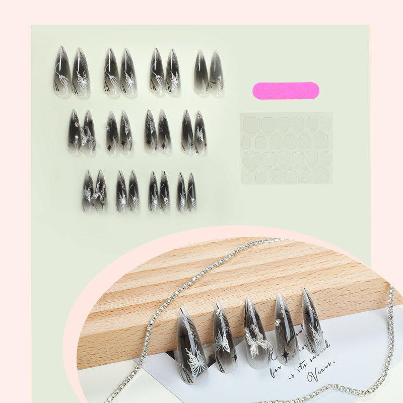 Kunstnagelset mit eleganten floralem Design und funkelnden Akzenten Brehn