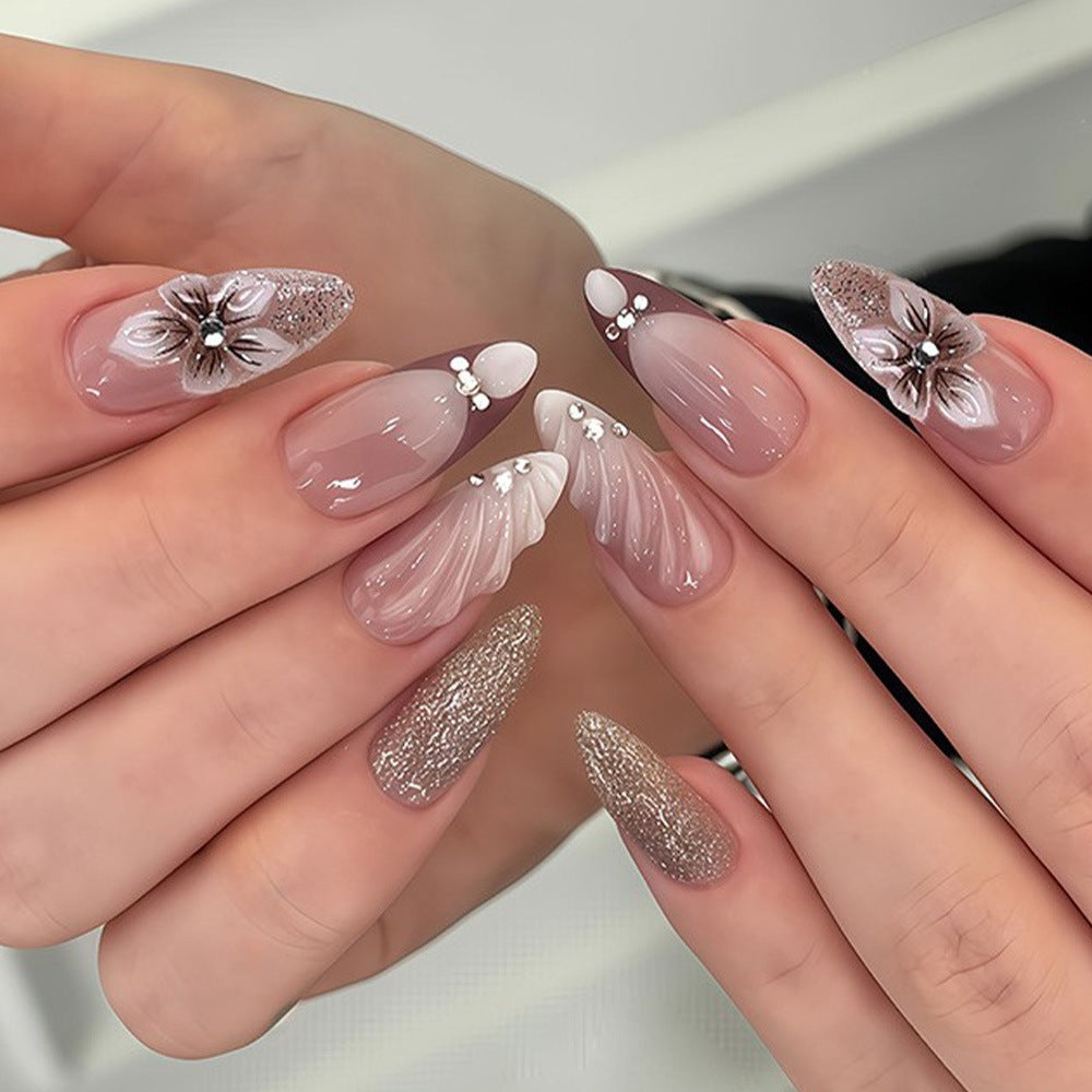 Kunstvoller Nagelspitzen Set mit Blattakzenten Brehn