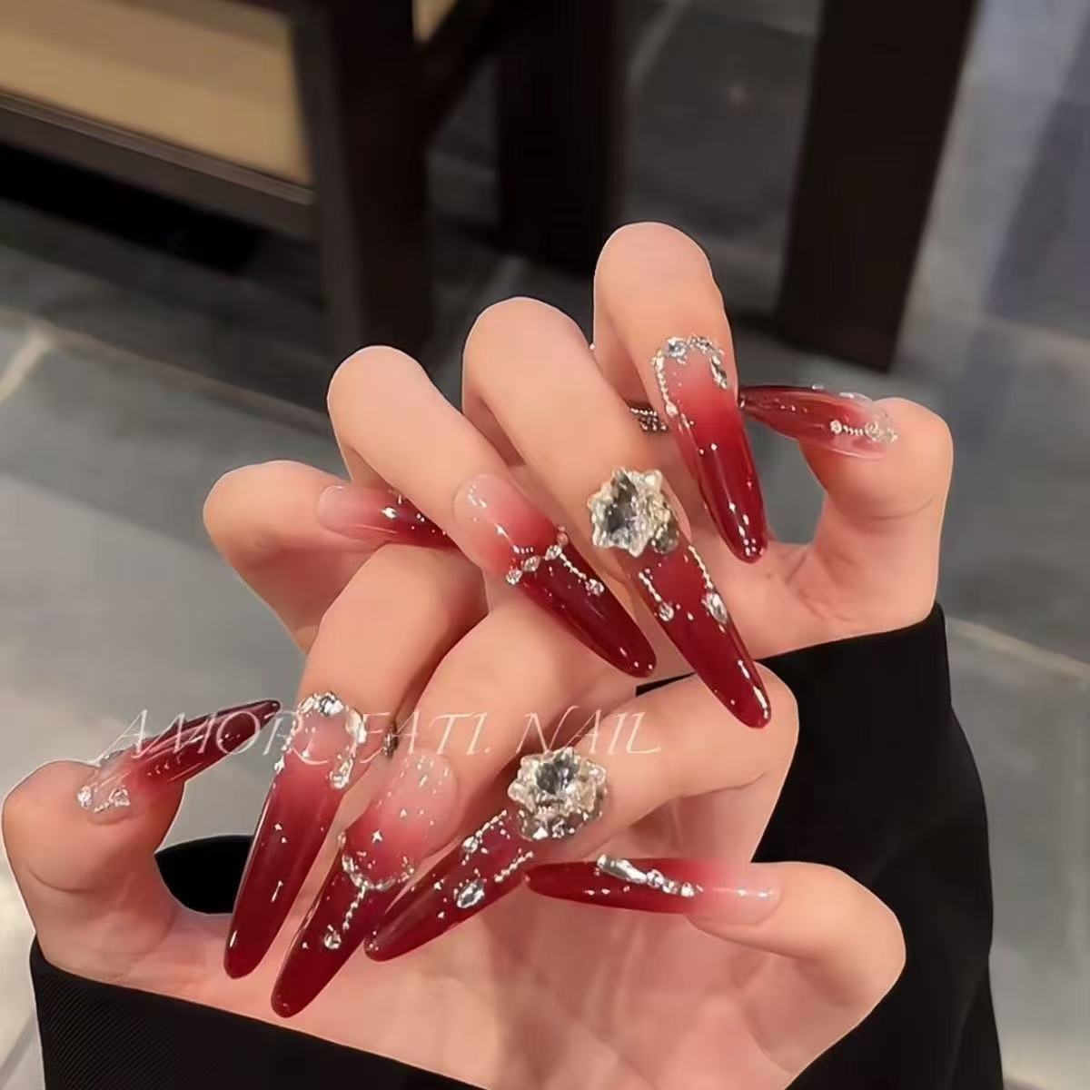 Kunstnagelset mit eleganten Spitzen und glamourösen Strassakzenten Brehn