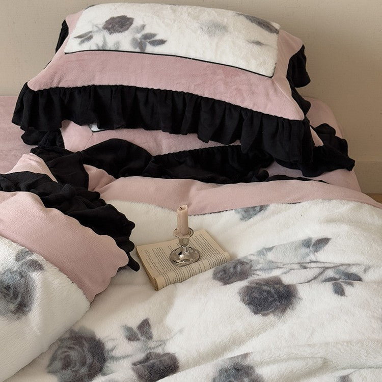 Mikrofleece-Bettwäschegarnitur mit floraler Samtoptik, Volantkissen und extraweicher Kuscheloberfläche