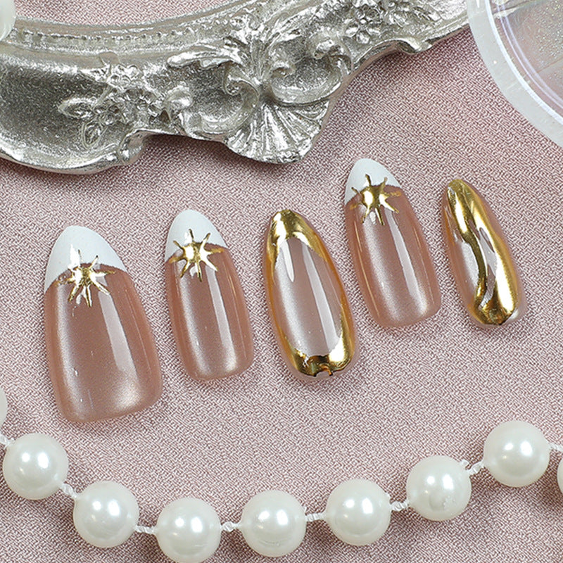 Elegantes Druck-Nagel-Set mit Goldakzenten