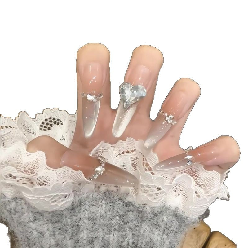 Kunstnagelset mit eleganten Spitzen und glamourösen Strassakzenten Brehn
