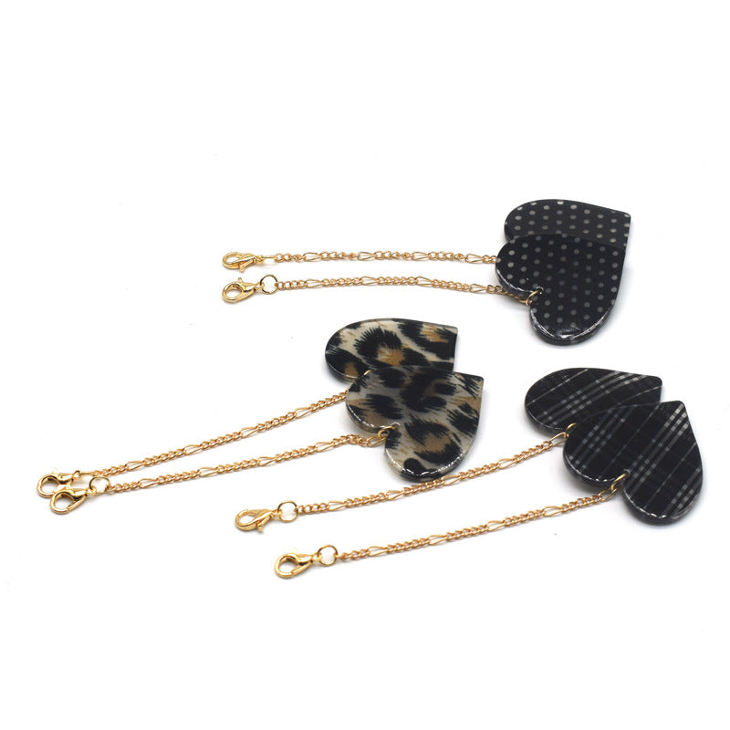 Herzförmige Ohrhängern mit goldener Kette Brehn