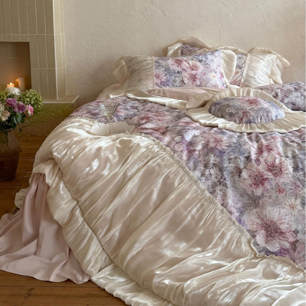 Romantisches Satin-Bettwäsche-Set mit floralem Muster, Volant und Rundkissen