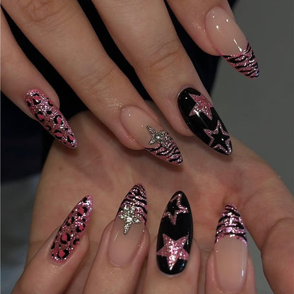 Modisches Kunstnagelset mit tierischen und glitzernden Akzenten Brehn