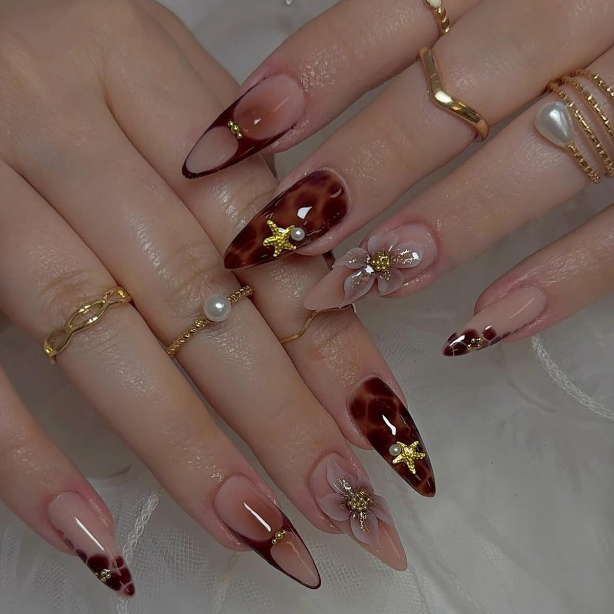 Stiletto Nagel Art Extensions mit floralen und Sternakzenten Brehn