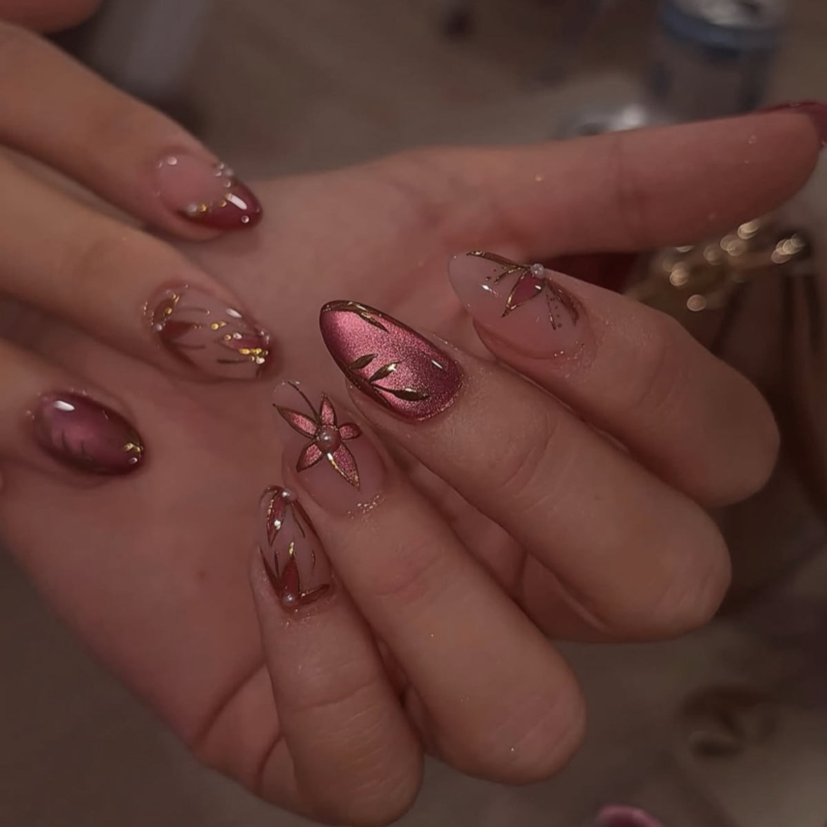 Künstliche Nagelkunst mit verspielten Punkten und Schleifen Brehn