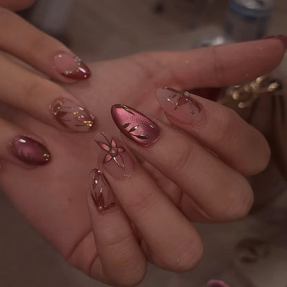 Kunstvolle Nagelkunst mit Blumen-Design und Blauem French Tip Brehn