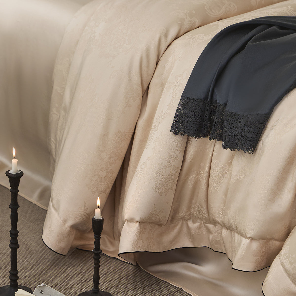 Luxuriöse Satin-Jacquard-Bettwäschegarnitur mit feiner Paspel