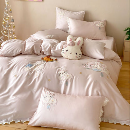 Verspieltes Kinder-Bettwäscheset aus seidig-weichem Baumwollsatin mit applizierten Häschen und Kuschel-Kissen