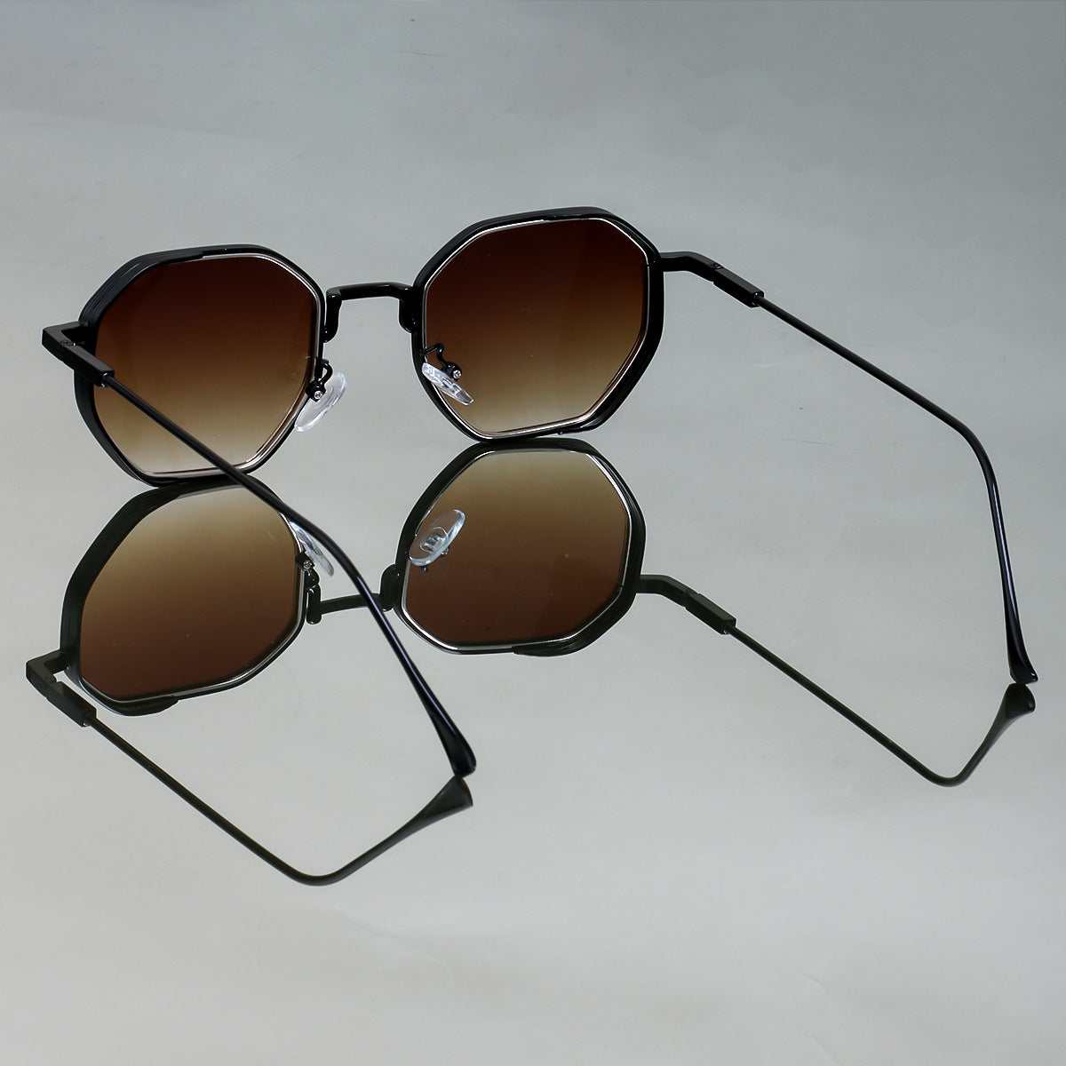Damen Sonnenbrille im eleganten, geometrischen Stil mit strapazierfähigem Rahmen Brehn