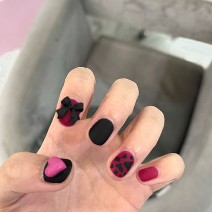 Kunstvolle Nagelverlängerungen mit elegantem Blattmuster Brehn