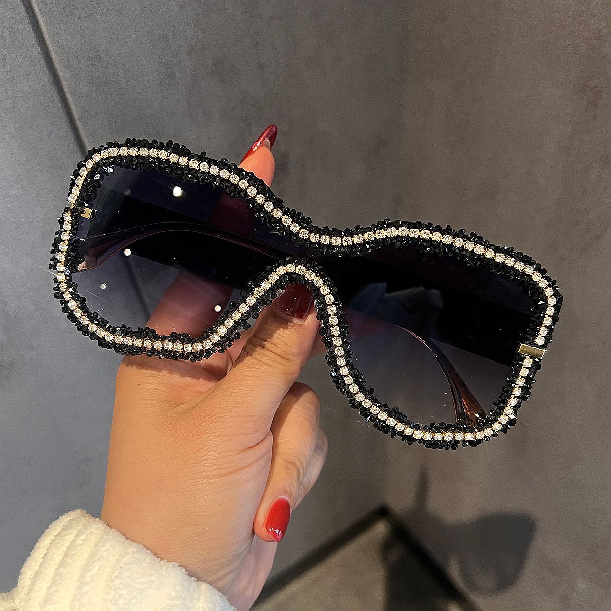 Damen Glamouröse Sonnenbrille mit auffälligem Kristallrahmen Brehn