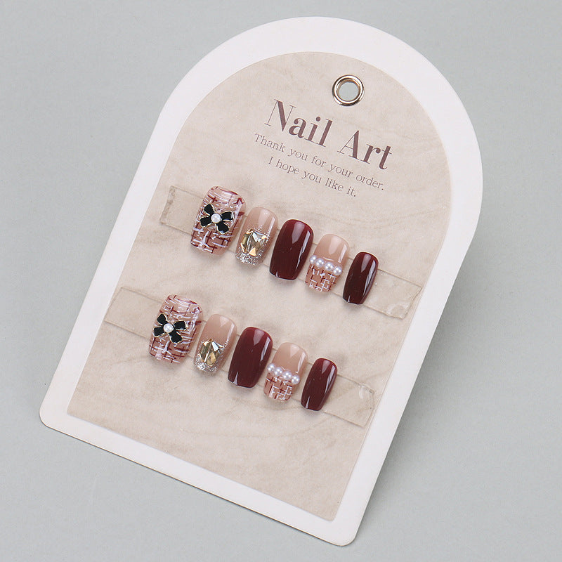Elegantes Press-On-Nageldesign mit Strassakzenten Brehn