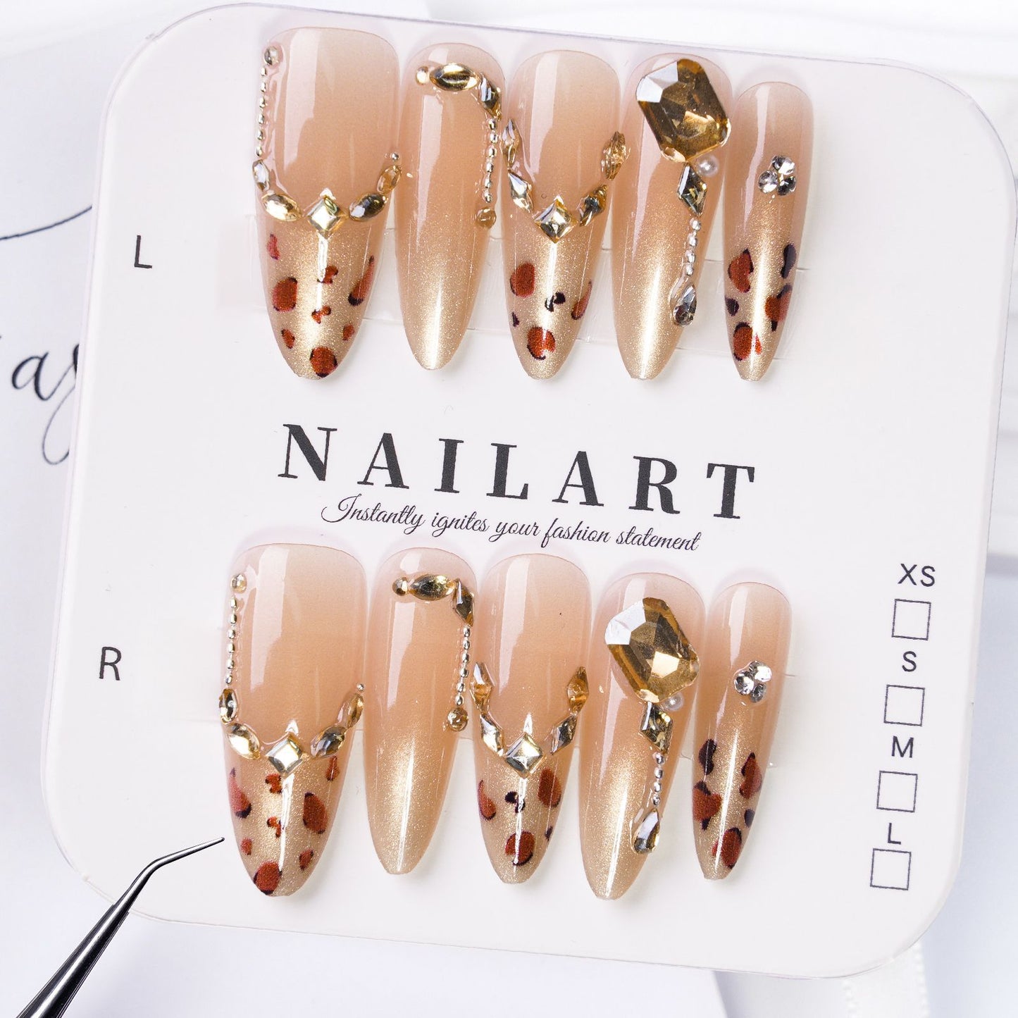 Elegantes Press-On-Nail-Art-Set mit floralen und gemstone Verzierungen Brehn