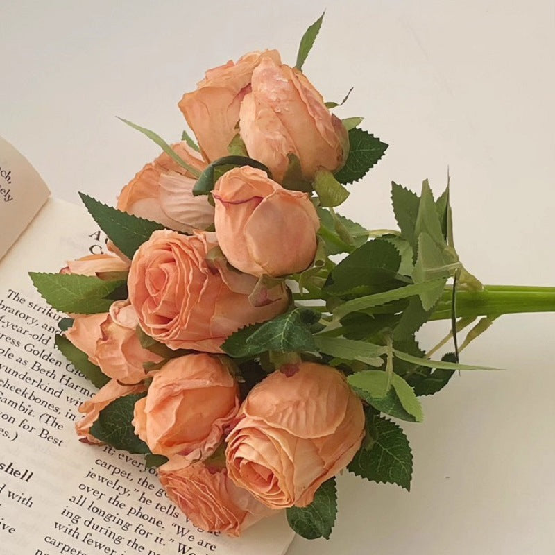 Lebensechter künstlicher Rosenstrauß