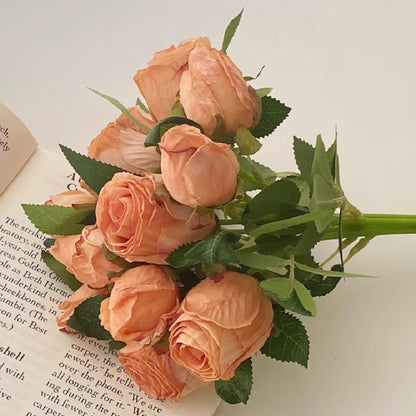 Lebensechter künstlicher Rosenstrauß