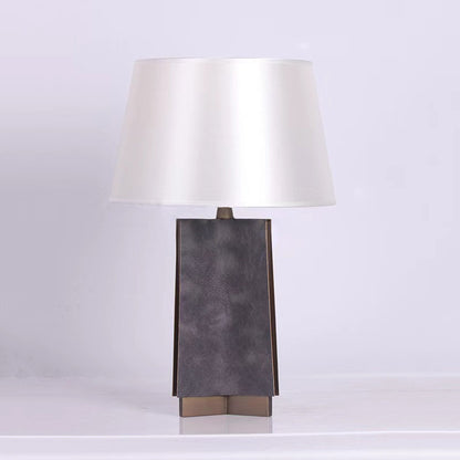 Elegante geometrische Tischlampe