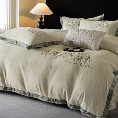 Premium Baumwollsatin-Bettwäschegarnitur mit floraler Reliefstickerei und Satinbesatz