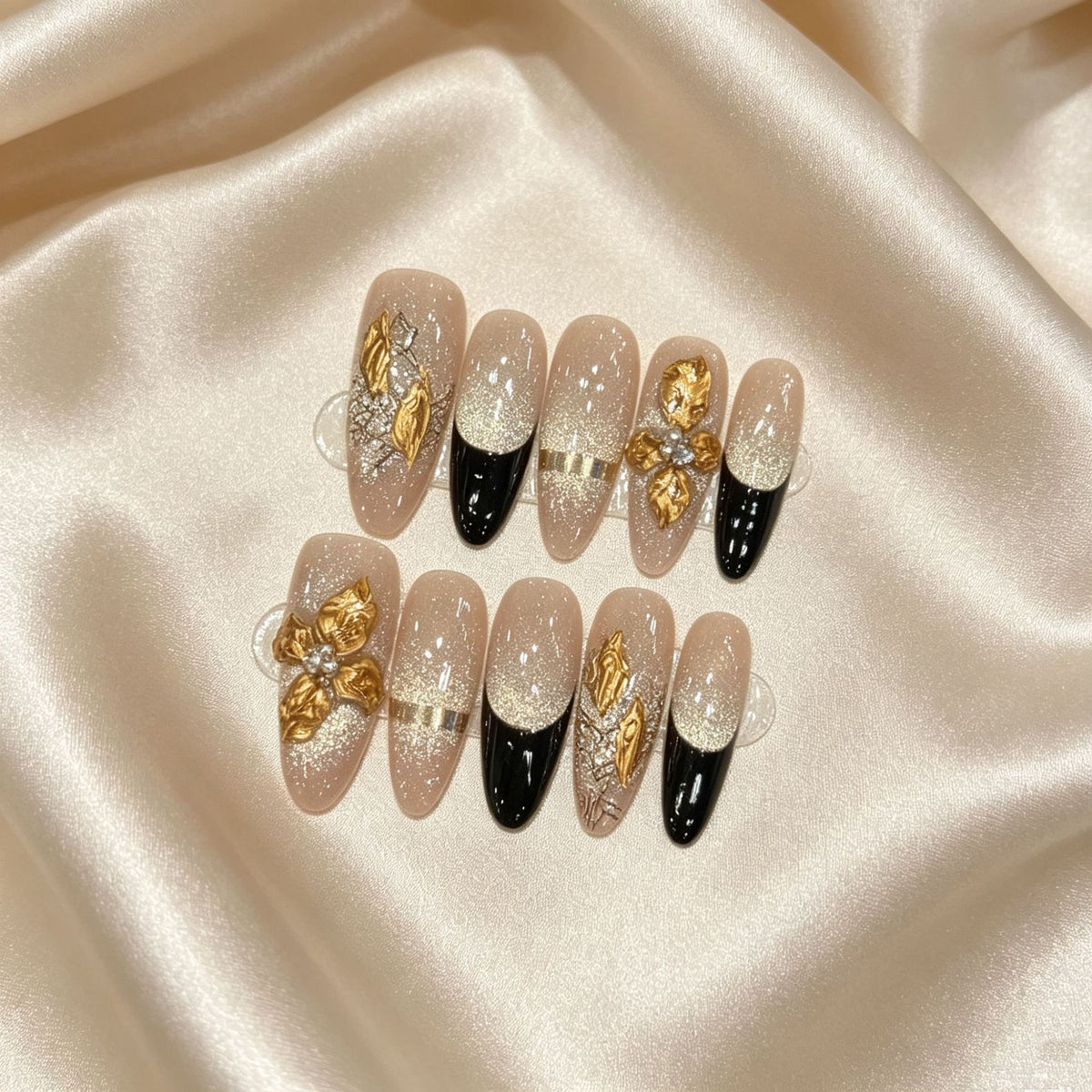 Dekoratives Press-on-Nagel-Set mit goldenen Akzenten