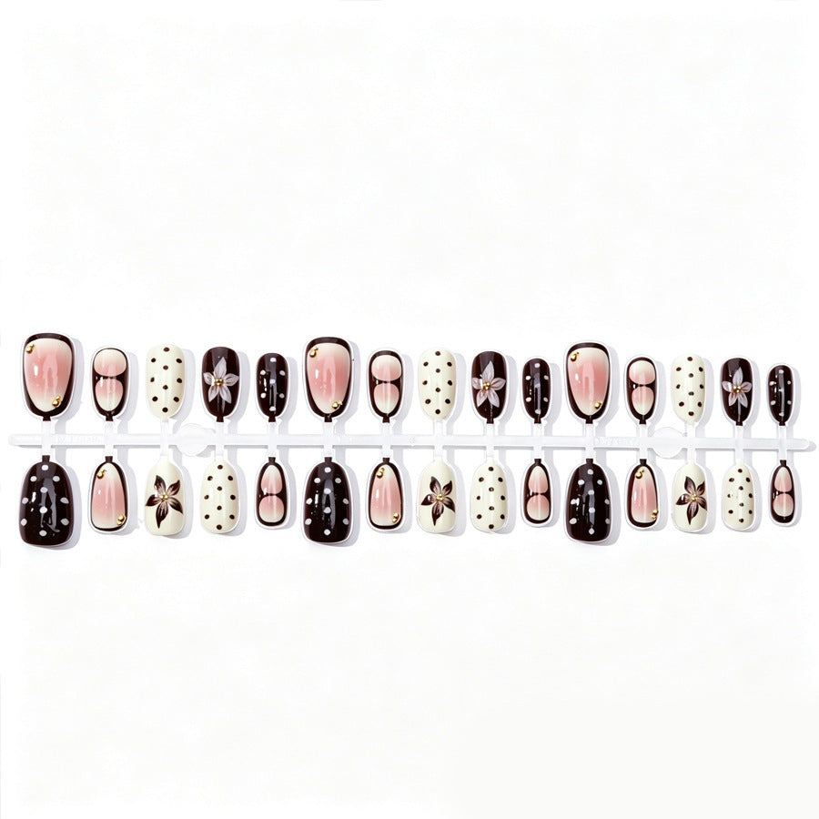 Kunstnagelset mit floralen Akzenten und eleganten Design Brehn