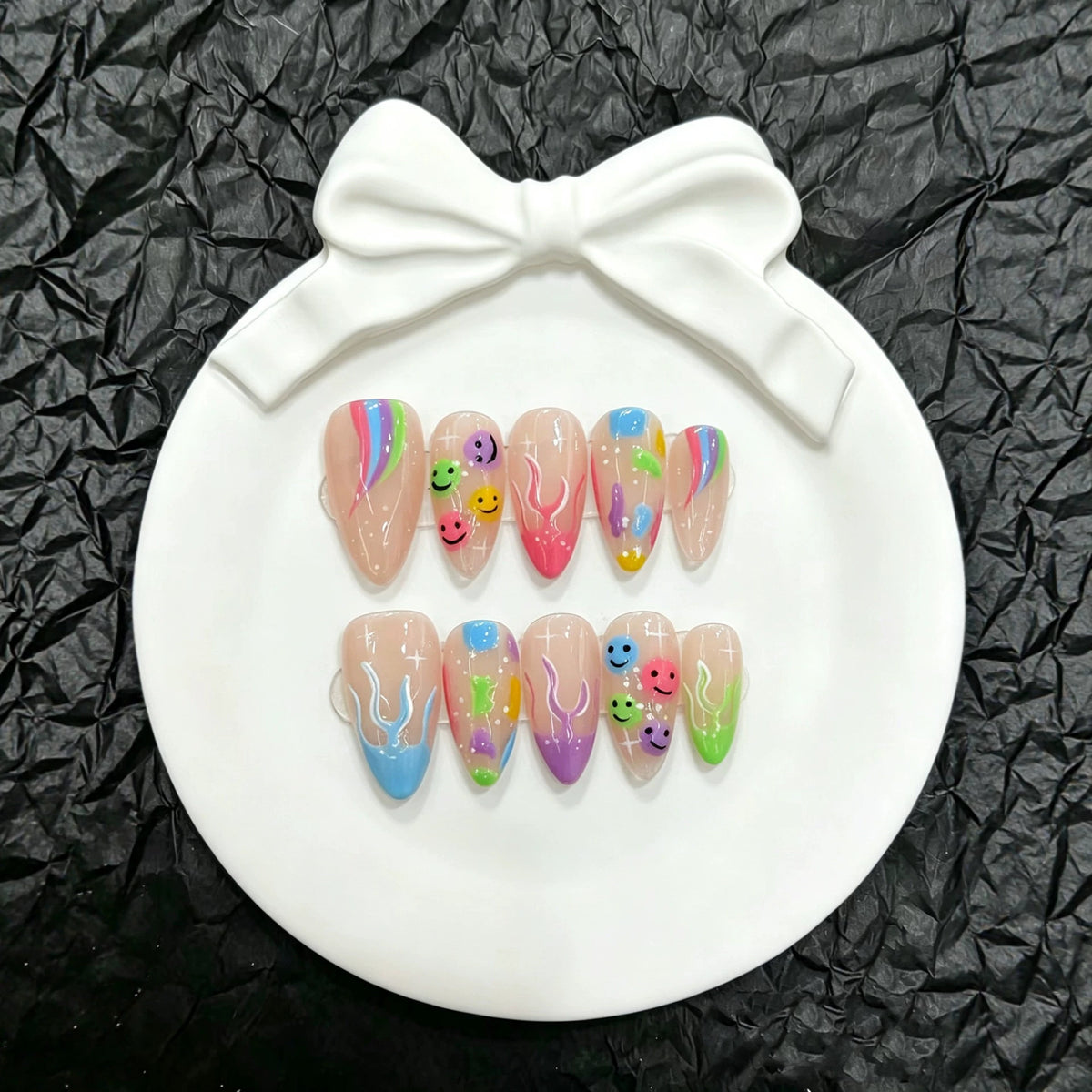 Künstlerische Smileys und von Rainbow inspirierte Press-On Nägel
