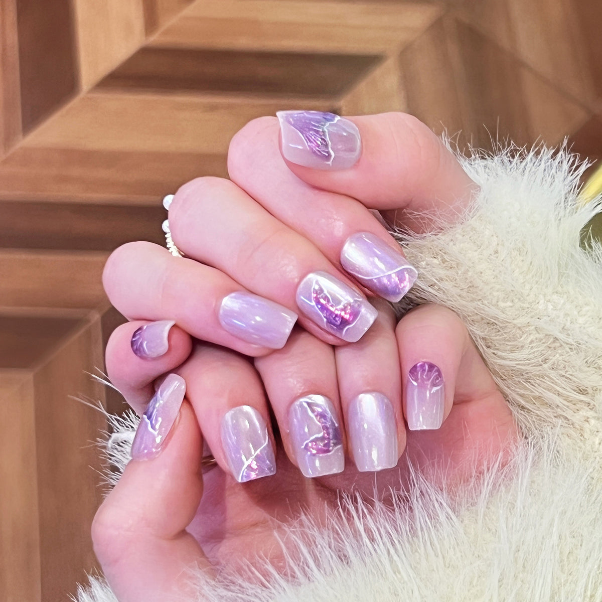 Kunstvoll gestaltete Nagelverlängerungen mit eleganten Blütenmotiven Brehn