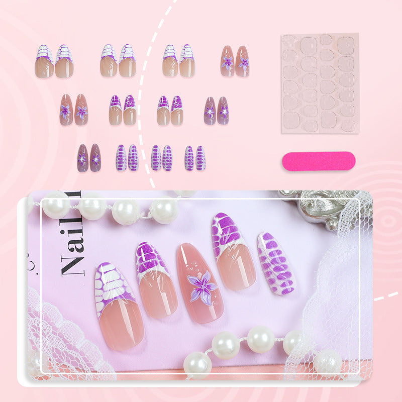 Kunstvolle Nagelspitzen im modernen floralen Design Brehn