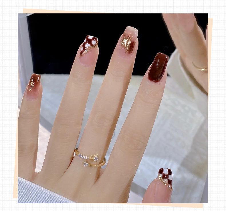 Elegante Nagelkunst mit Glanzfinish Brehn