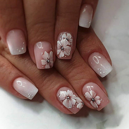 Kunstvolle Gel-Nägel mit floralen Verzierungen Brehn