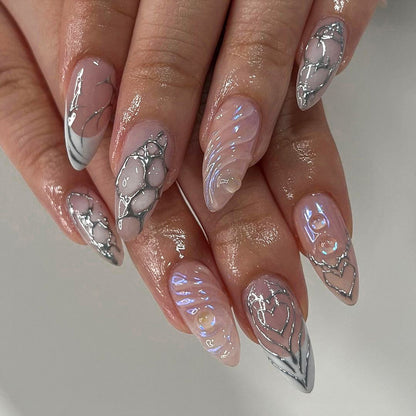 Kunstvolle Stiletto-Nägel mit holografischen Effekten Brehn