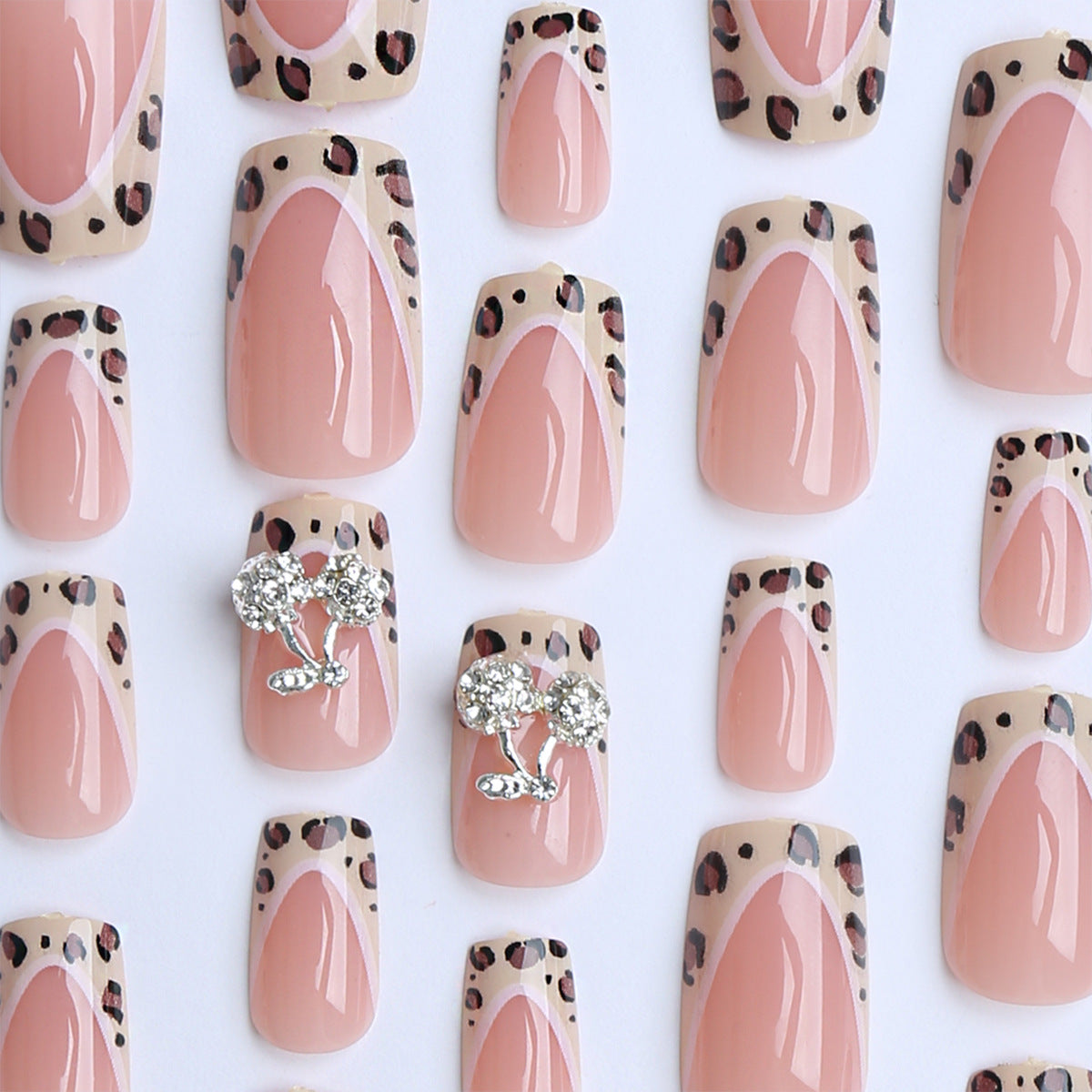 Künstliche Fingernägel mit Elegantem Tiermuster und Glitzerdetails Brehn