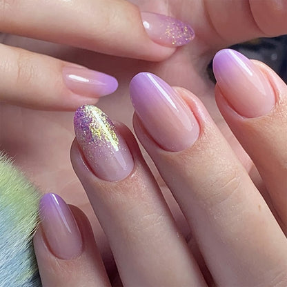 Kunstvolle Nagelkunst mit Ombre-Design und Glitzerakzenten Brehn